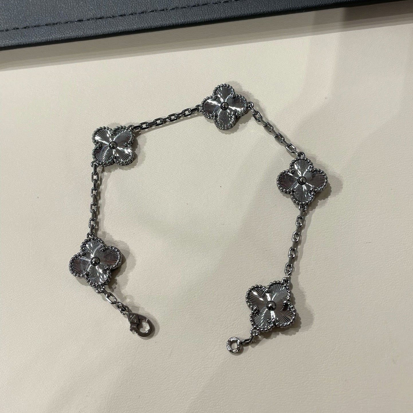 [⭐Aura]CLOVER 5 MOTIF BLACK BRACELET