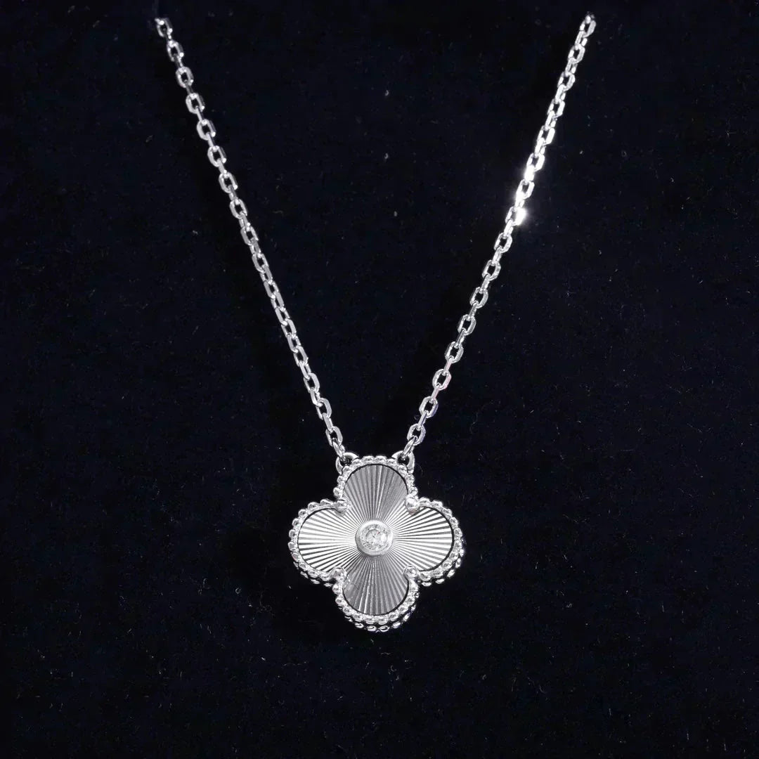 [⭐Aura]CLOVER  15MM DIAMOND LASER NECKLACE SILVER