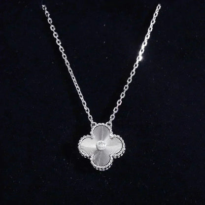 [⭐Aura]CLOVER  15MM DIAMOND LASER NECKLACE SILVER