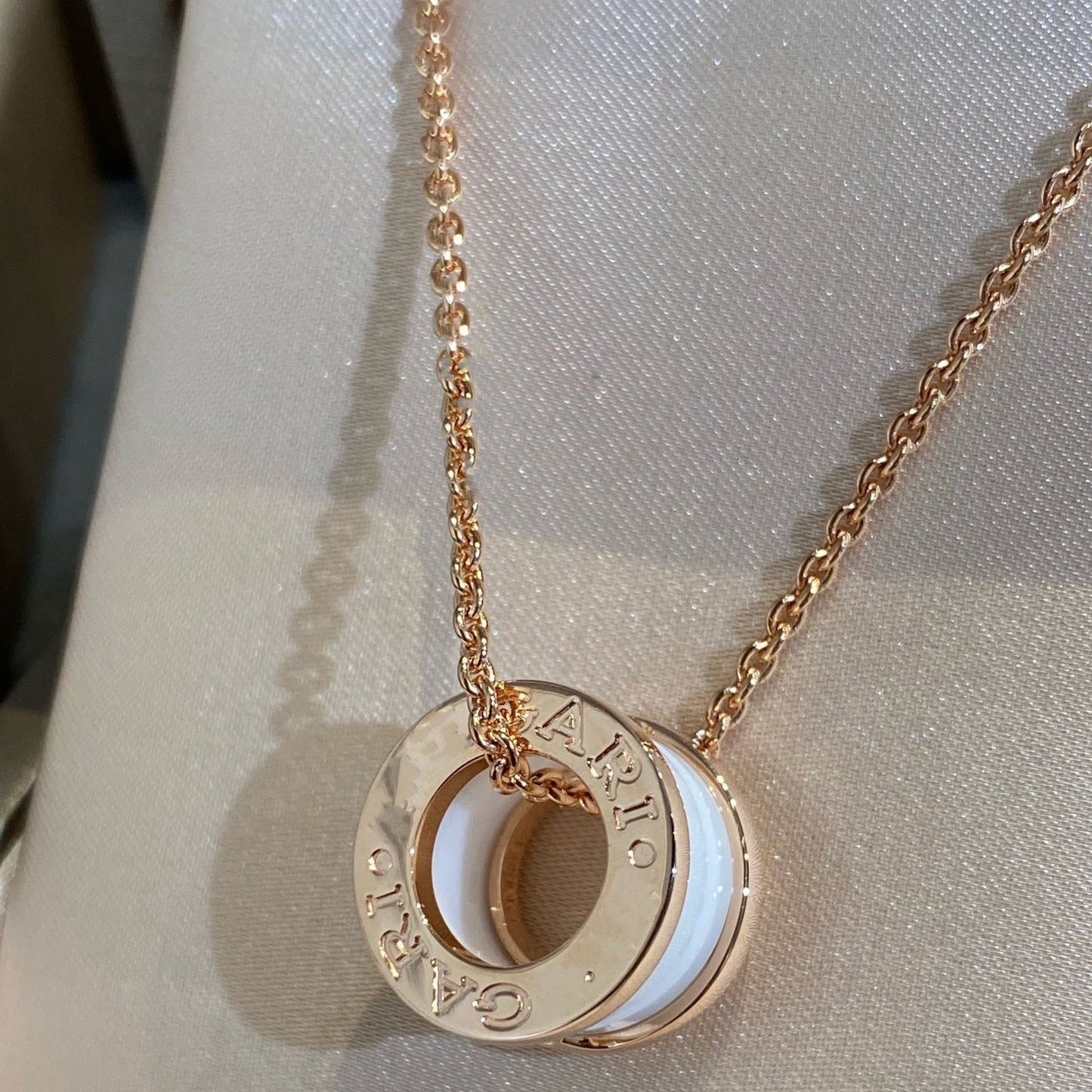 [⭐Aura]ZERO 1 WHITE CERAMIC PINK GOLD NECKLACE