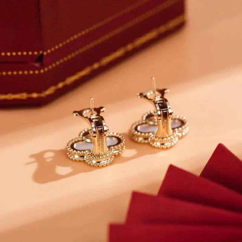 [⭐Aura]CLOVER MEDIUM 1 MOTIFS  WHITE MOP STUD EARRINGS