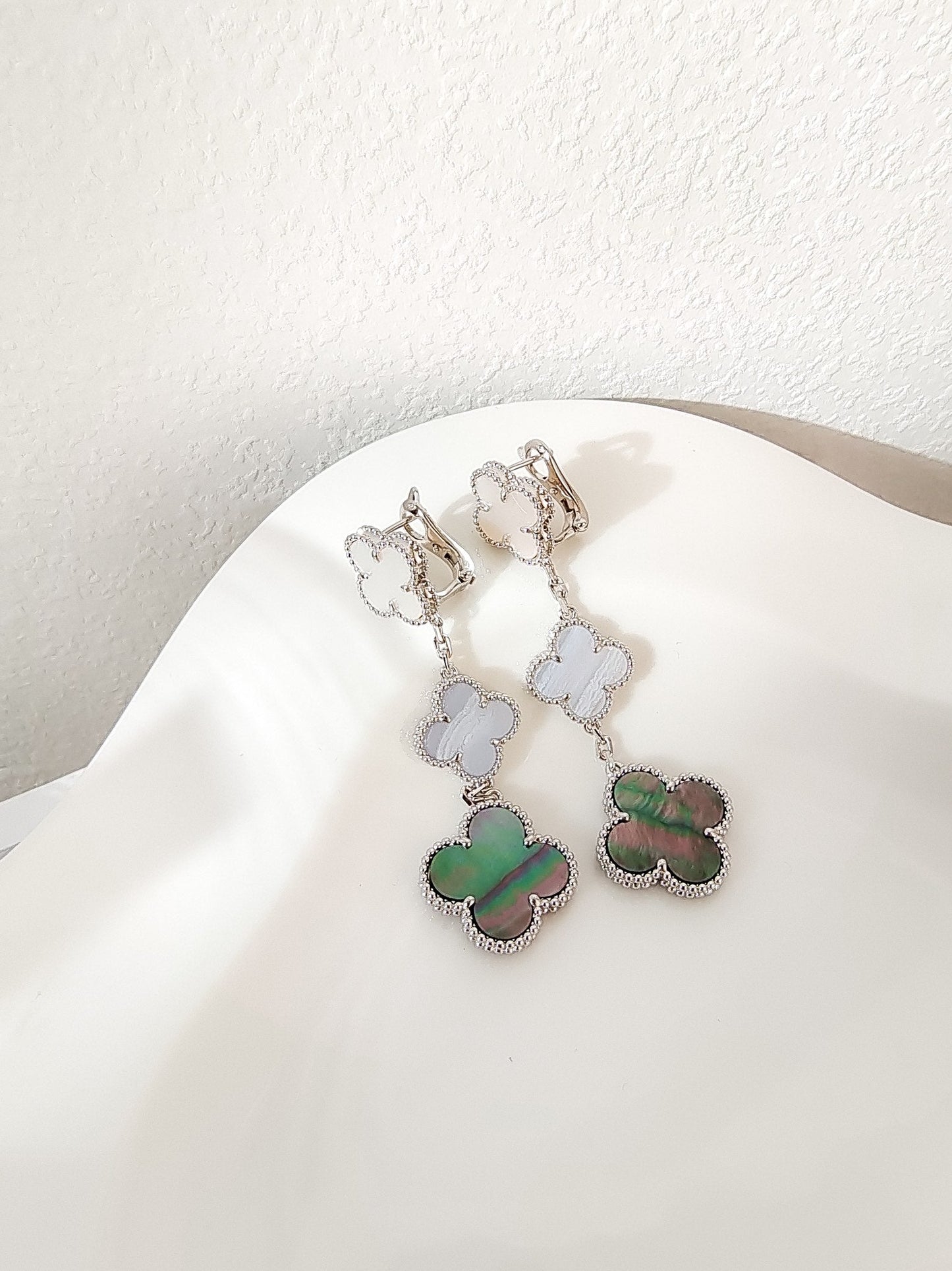 [⭐Aura]CLOVER 3 MOTIFS CHALCEDONY DARK MOP SILVER EARRINGS