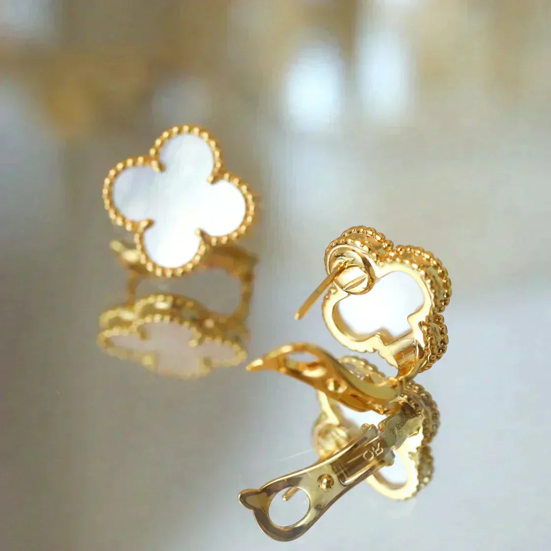 [⭐Aura]CLOVER MEDIUM 1 MOTIFS  WHITE MOP STUD EARRINGS