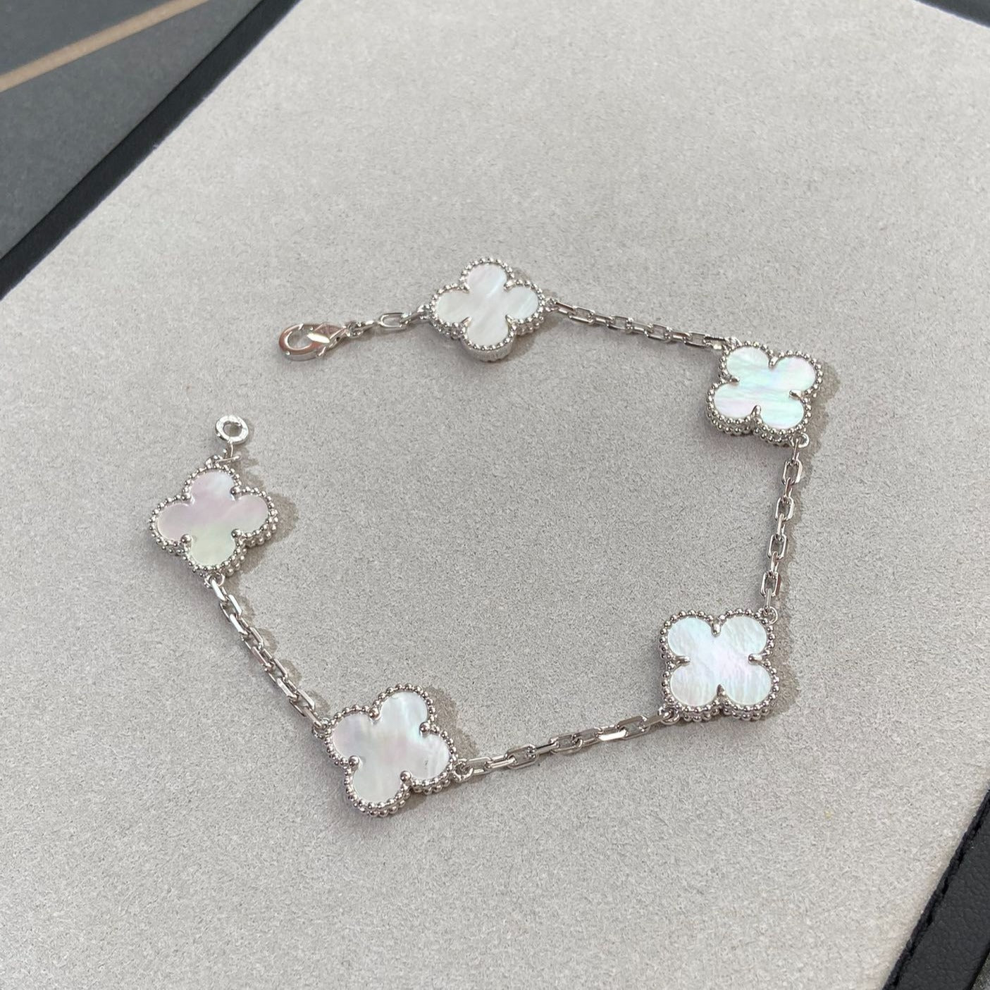 [⭐Aura]CLOVER WHITE PEARL MOP 5 MOTIF BRACELET COLLECTION