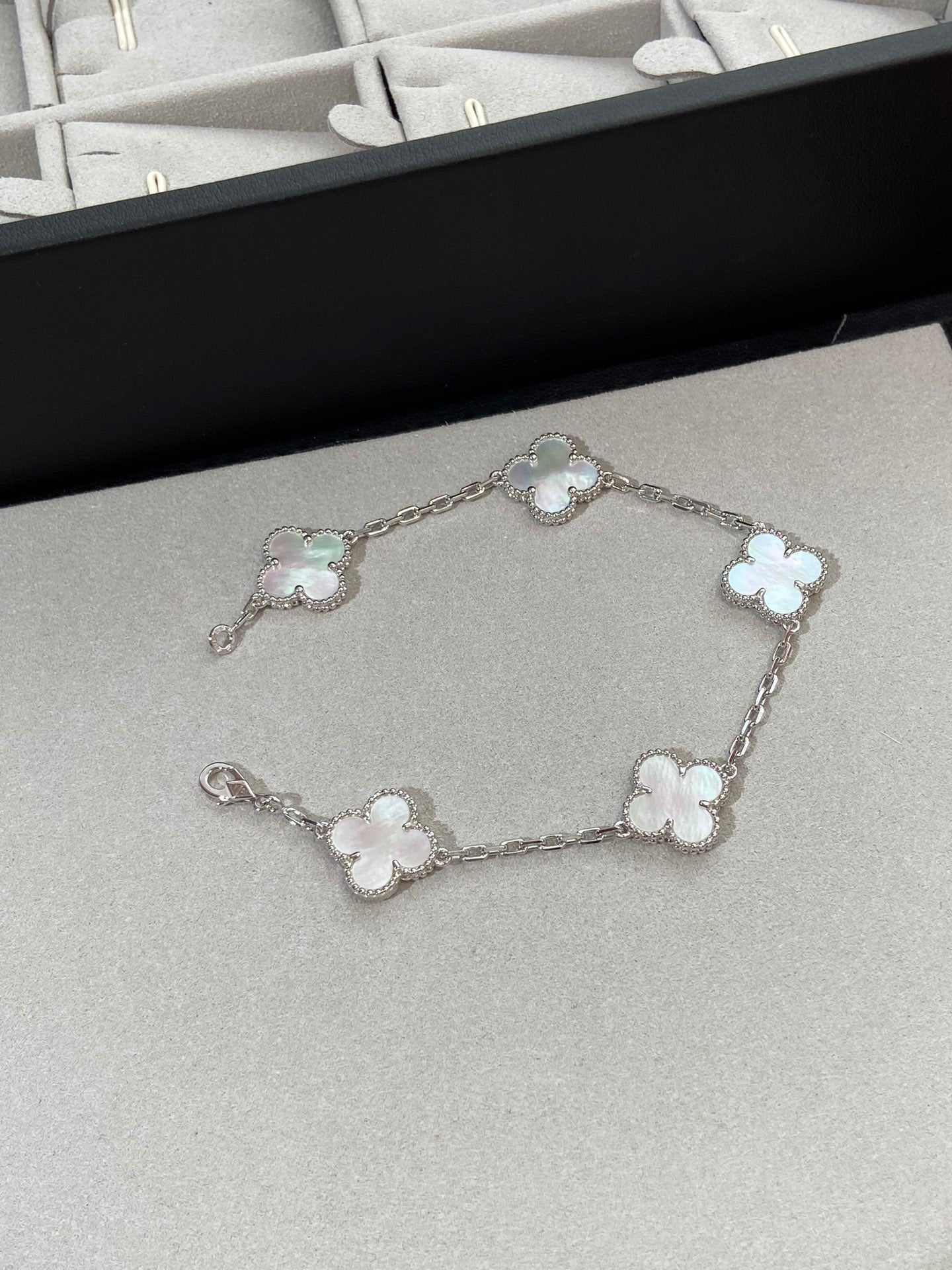 [⭐Aura]CLOVER WHITE PEARL MOP 5 MOTIF BRACELET COLLECTION