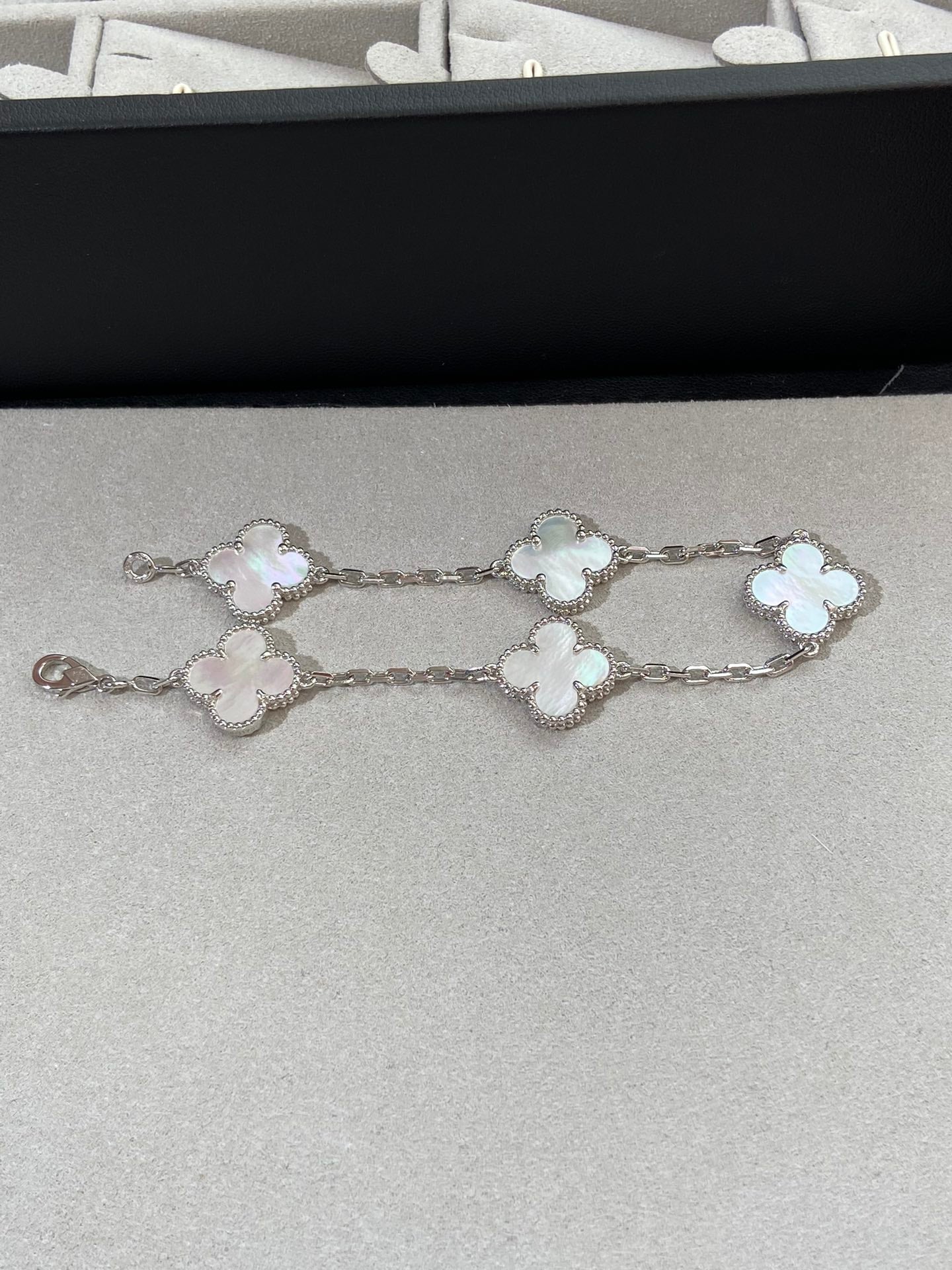 [⭐Aura]CLOVER WHITE PEARL MOP 5 MOTIF BRACELET COLLECTION