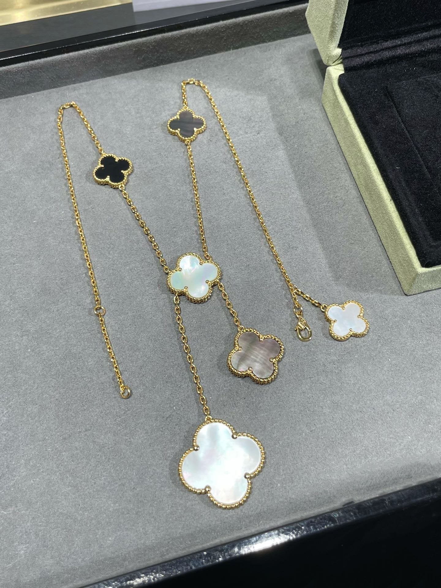 [⭐Aura]CLOVER 6 MOTIF MOP ONYX GOLD NECKLACE