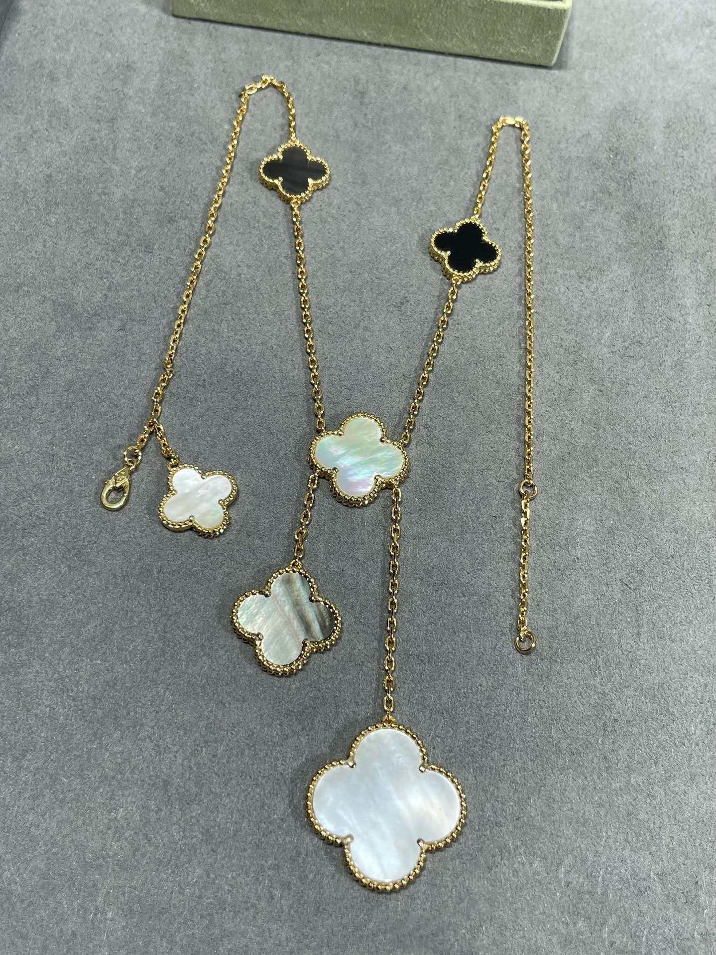 [⭐Aura]CLOVER 6 MOTIF MOP ONYX GOLD NECKLACE
