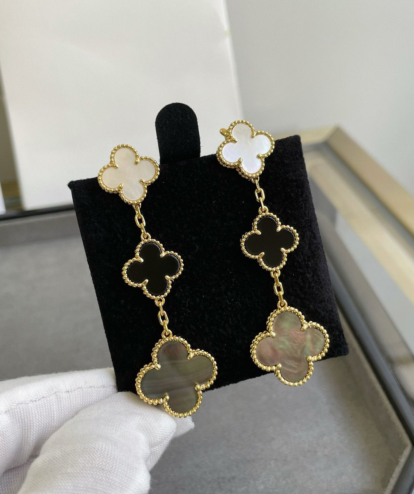 [⭐Aura]CLOVER 3 MOTIF MOP ONYX DARK MOP PINK GOLD EARRINGS