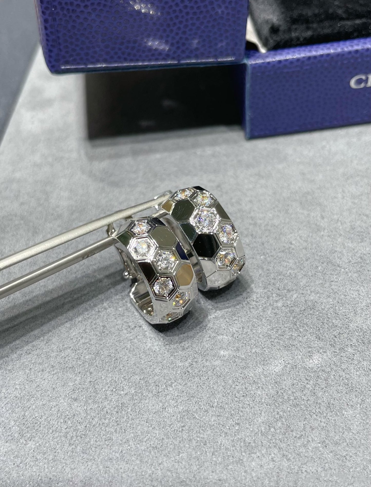 [⭐Aura]BEE LOVE DIAMOND HOOP EARRINGS