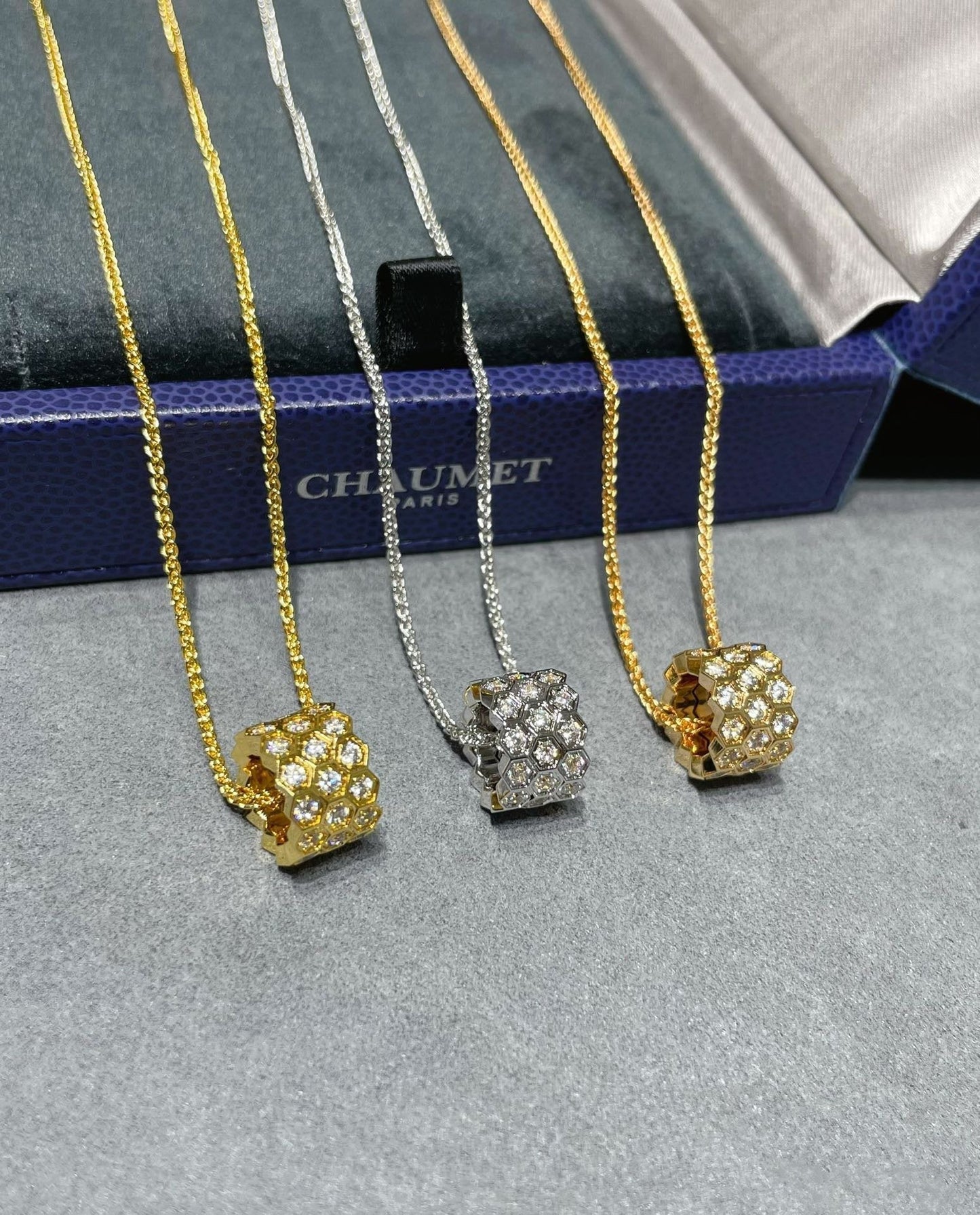 [⭐Aura]BEE LOVE DIAMOND PAVED 3 ROW NECKLACE