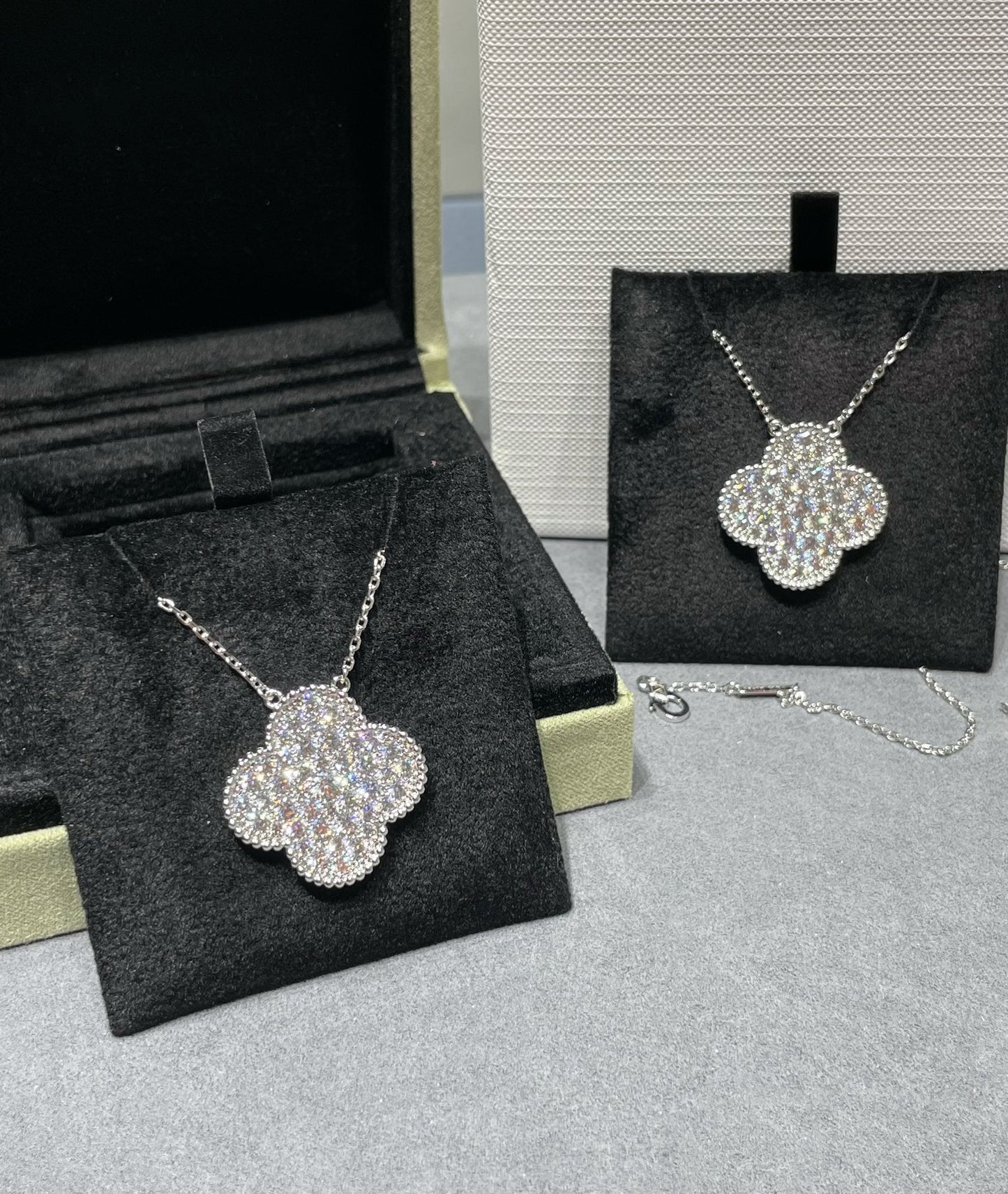 [⭐Aura]CLOVER 25MM LARGE PENDANT DIAMOND PAVED SILVER NECKLACE