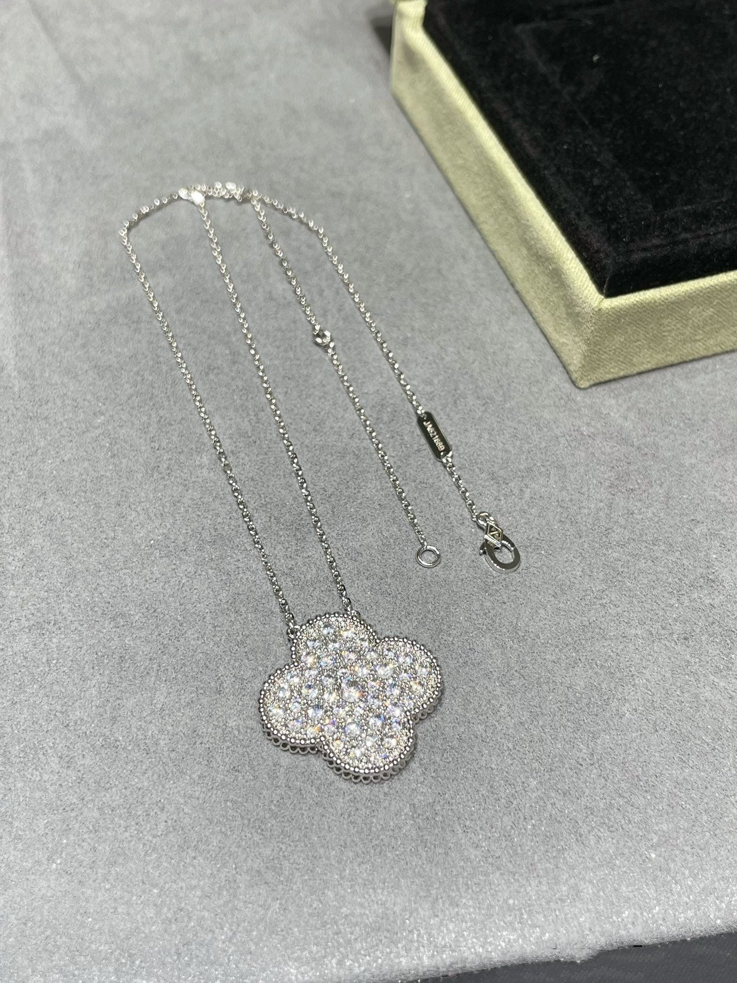 [⭐Aura]CLOVER 25MM LARGE PENDANT DIAMOND PAVED SILVER NECKLACE