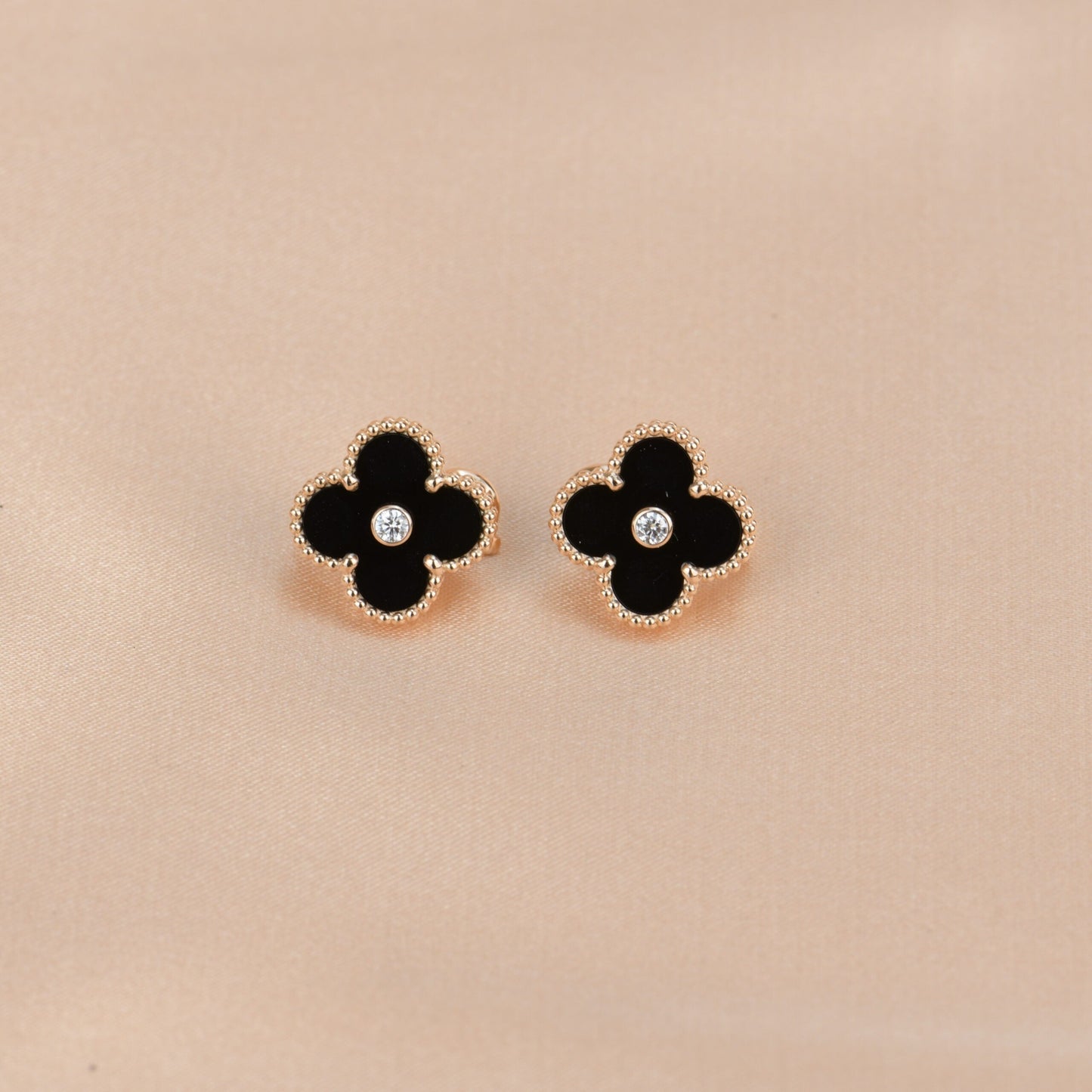[⭐Aura]CLOVER MEDIUM 1 MOTIFS ONYX DIAMOND EARRINGS