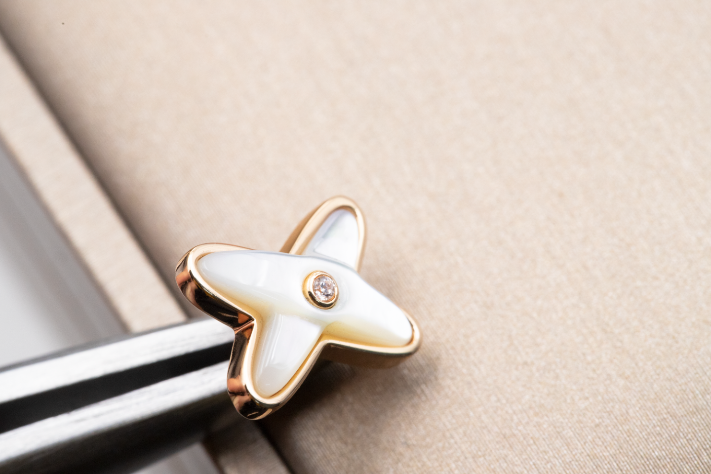 [⭐Aura]JEUX DE WHITE MOP PINK GOLD DIAMOND EARRINGS