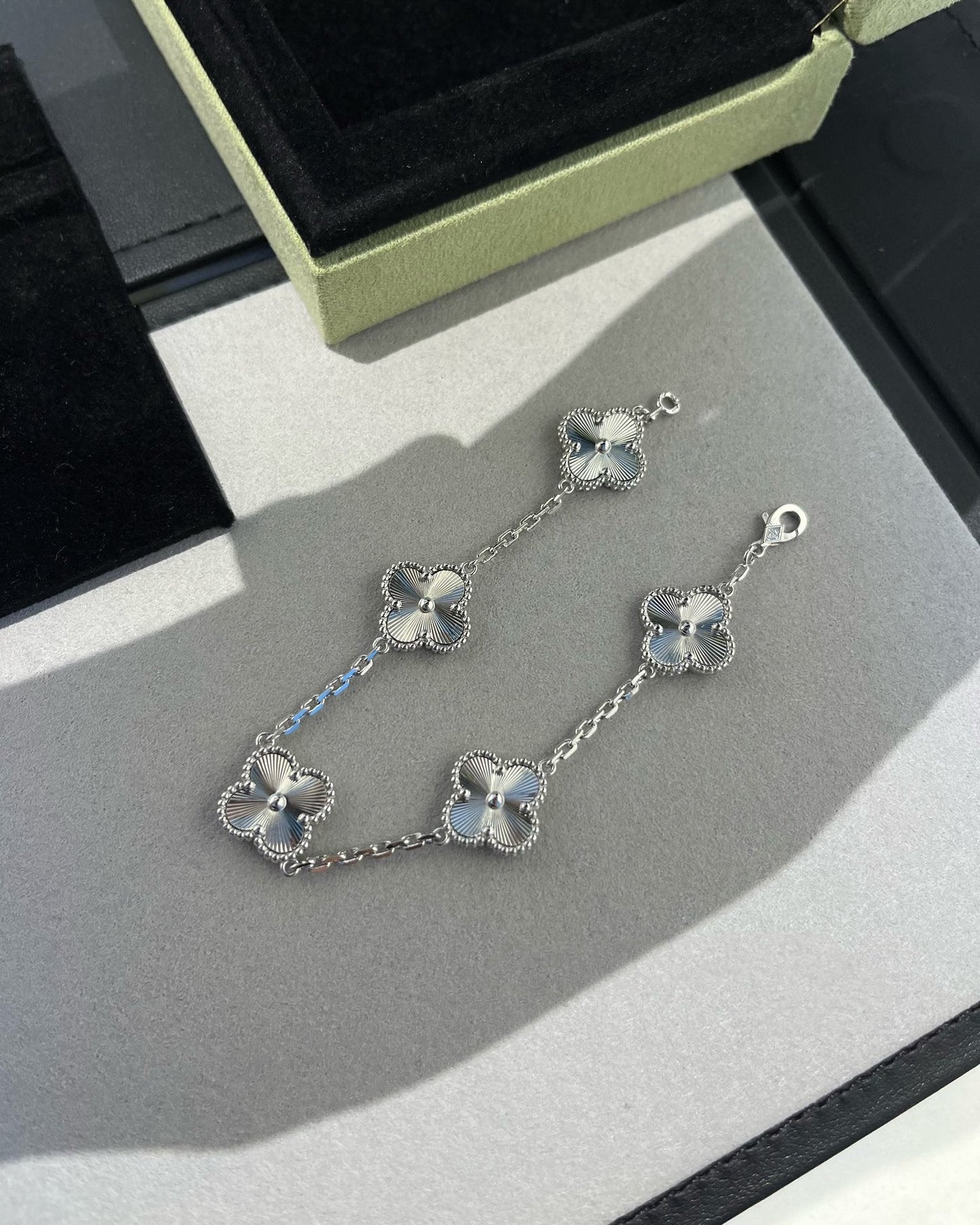 [⭐Aura] CLOVER 5 MOTIF LASER BRACELET COLLECTION